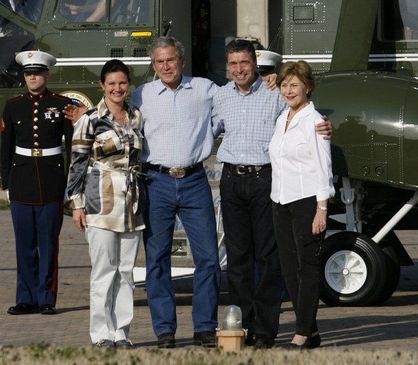 Bush og Fogh-familien ved ankomsten til Bush's jagtslot, Crawford, Texas, 2008